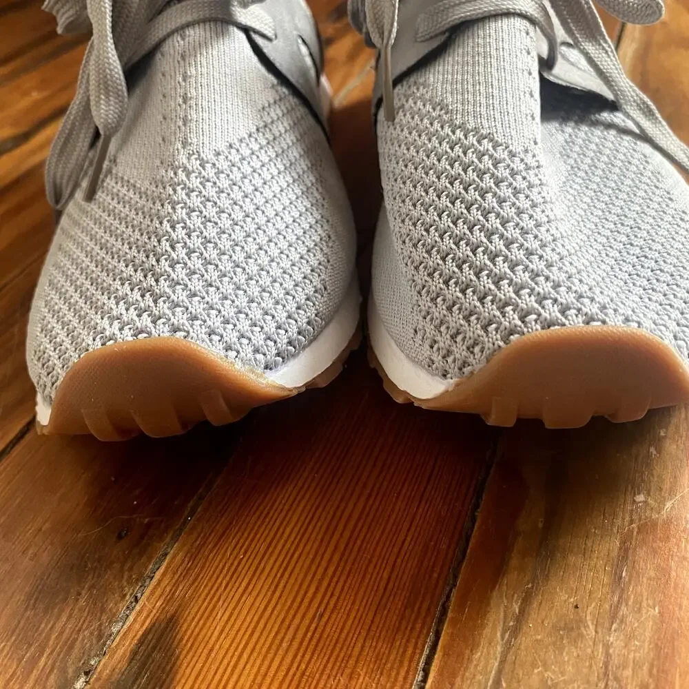 Lightweight fashion sneakers